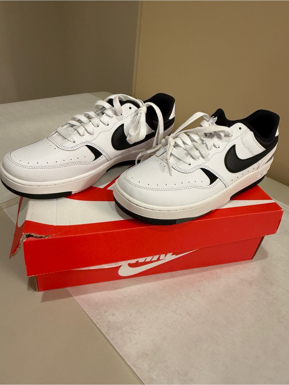 Nike Women’s Gamma Force Sneakers Size 8.5 DX9176-100 White/Black Leather Low